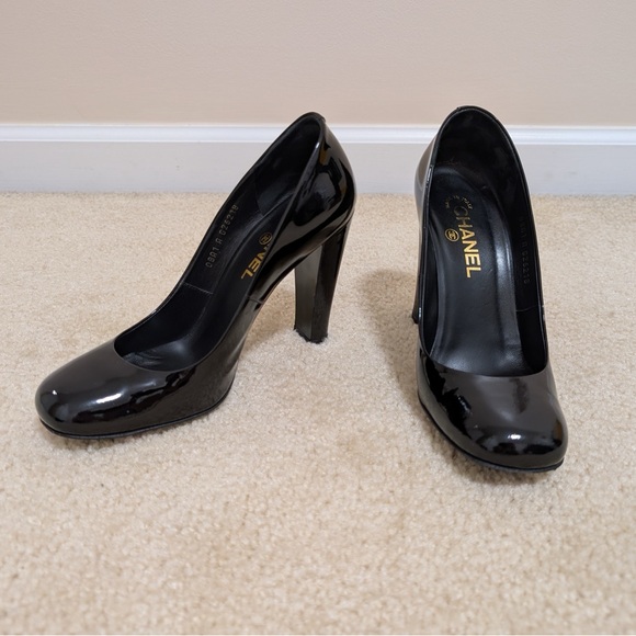Chanel size 8 black patent leather high heel with Chanel in gold on heel. - Picture 5 of 16